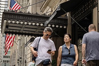 Saks estudia vender una participación minoritaria de Bergdorf Goodman