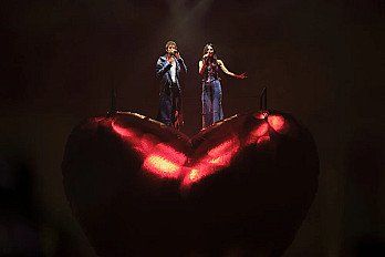 Levi’s diseña looks exclusivos en denim reciclado para el más reciente concierto de Esteman y Daniela Spalla