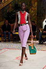 Bruselas autoriza la compra de Versace por Prada