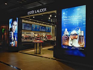 Estée Lauder supera las previsiones en el tercer trimestre y repunta en China