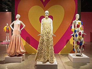 El colorido universo de Ágatha Ruiz de la Prada se exhibe en Monterrey