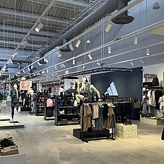 Adidas expande su presencia en la capital del país