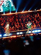 El diseño mexicano de Kiko Báez destaca en el reencuentro de Bad Bunny y J Balvin en la Ciudad de México