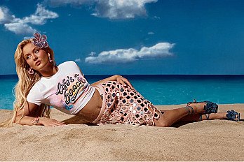 Desigual ficha a Zara Larsson como imagen de su campaña estival