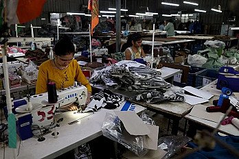 La guerra en Irán golpea a los proveedores asiáticos de poliéster que abastecen a la moda rápida mundial