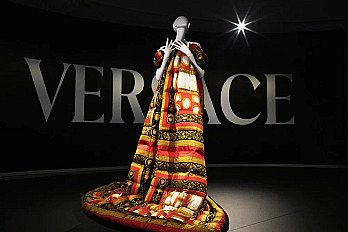 París rinde homenaje al diseñador italiano Gianni Versace 80 años después de su nacimiento