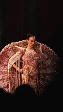 Manish Malhotra debuta en la Alta Costura de París con un brillante homenaje a su madre