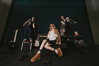 Las ventas de Deckers Brands en el primer trimestre superan los 1000 millones de dólares y la compañía presenta una nueva campaña de Ugg protagonizada por Muna